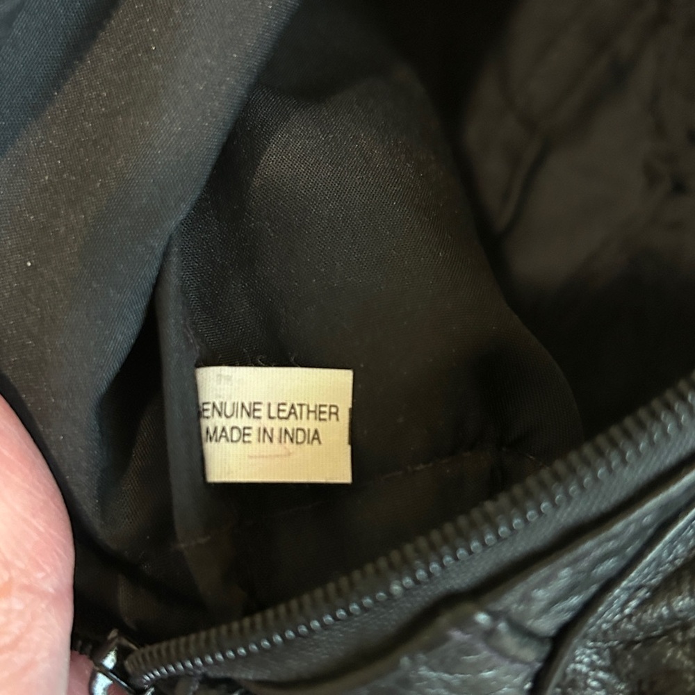 Vintage Black Leather waist pack. 3 separate zippered pouches.Soft leather. - Picture 6 of 9